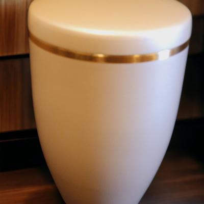 Urne crème avec liseret doré - U24-07 90€